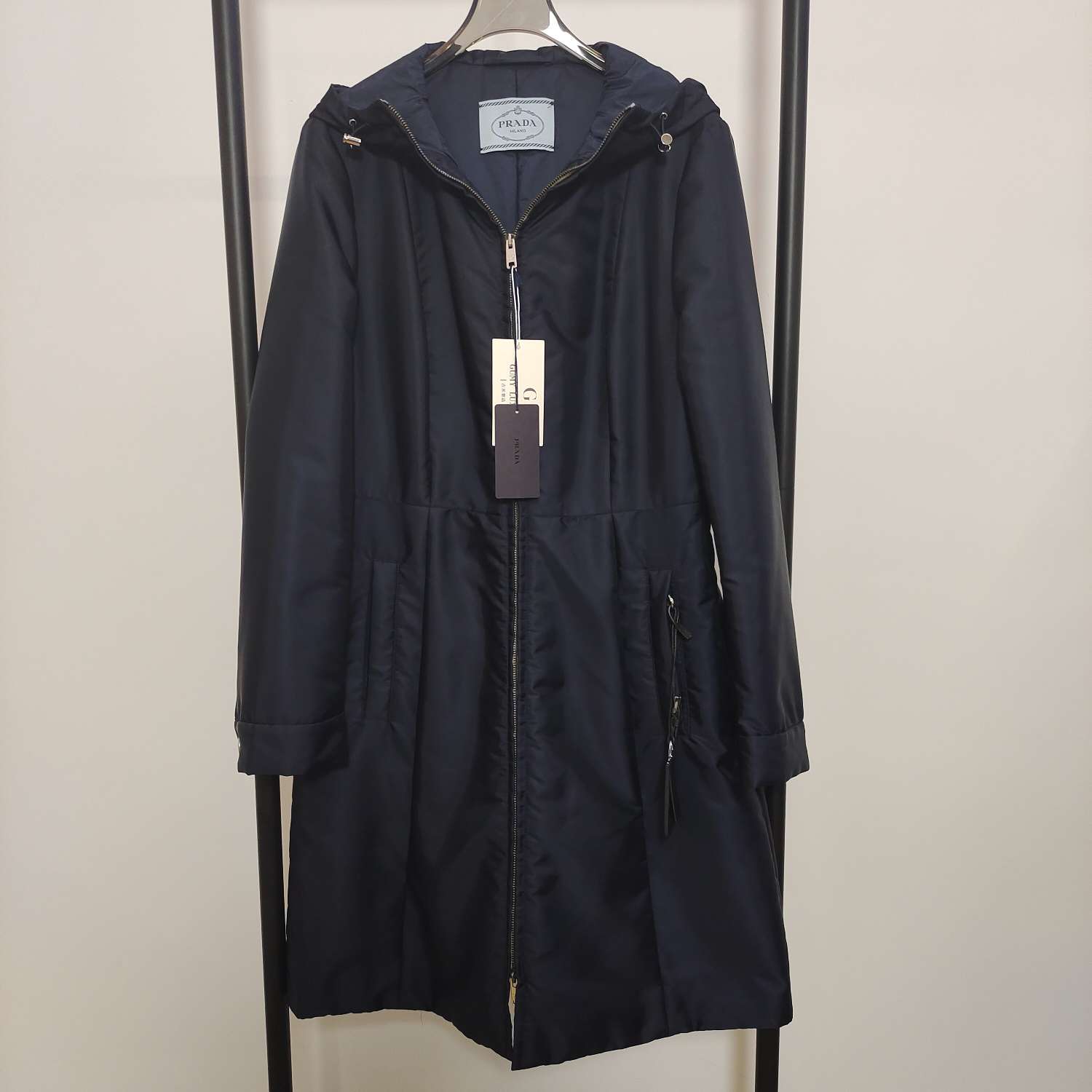 Prada/普拉达/藏蓝色连帽收腰中长棉服 44码 全新带吊 GM001036