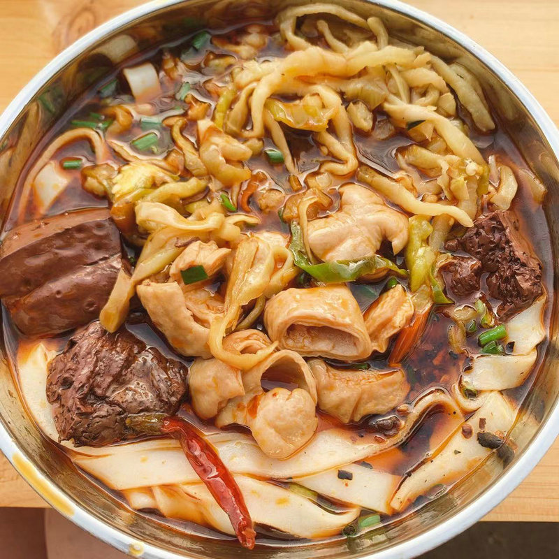 荆州的早餐蕞好吃 一份300克新鲜米粉+浇头 沙市牛肉肥肠牛杂米粉
