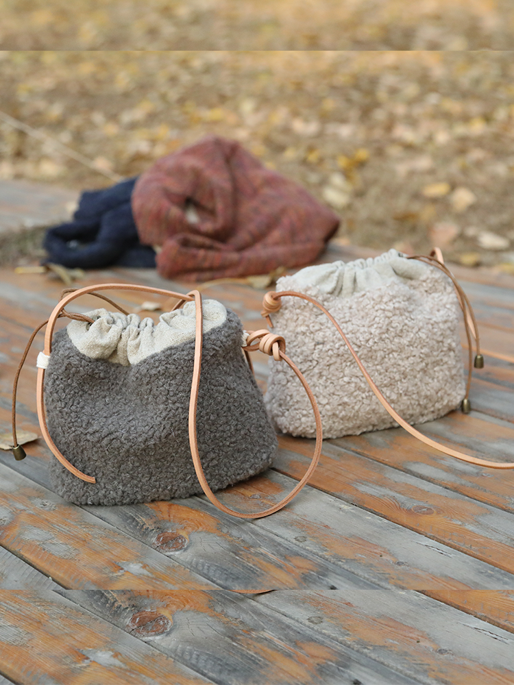 庸庸新品秋冬水桶斜跨小羊羔毛日系百搭女包质感手提包潮ins韩版