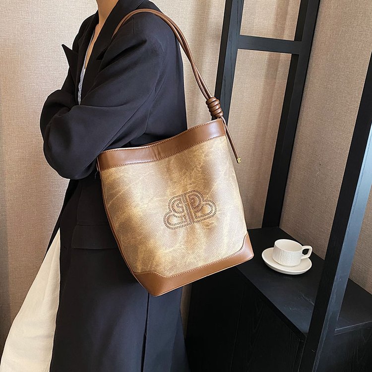 秋冬小众手提水桶包包女2023新款时尚撞色腋下包高级感百搭单肩包