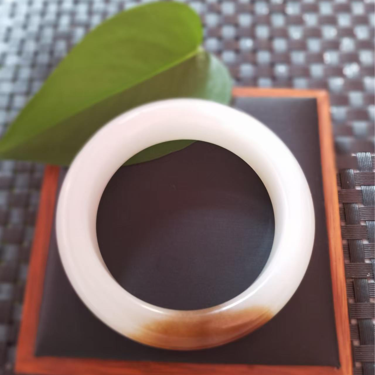 和田玉窄条带糖精美手镯