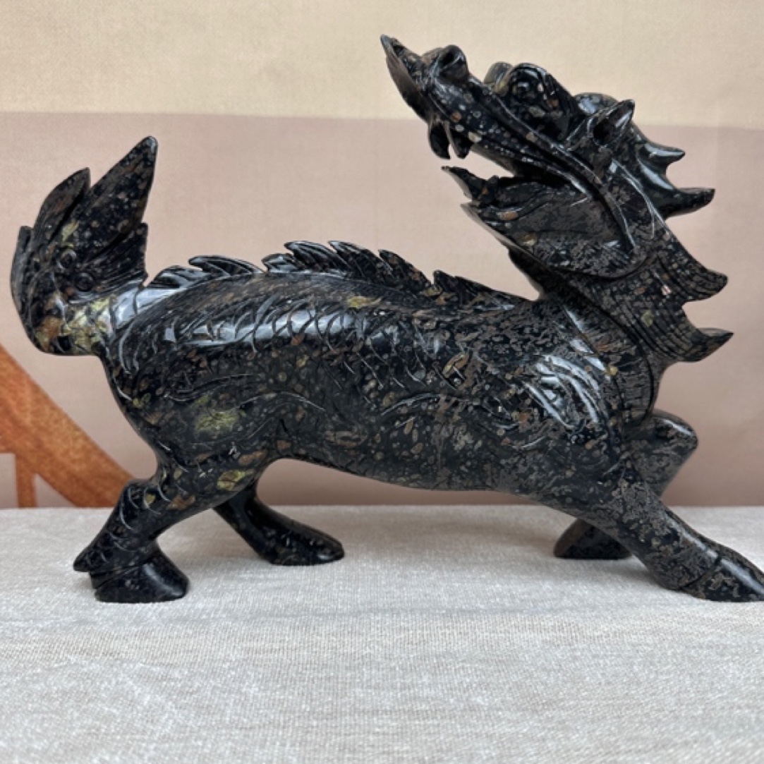 梅花玉精品红梅麒麟摆件