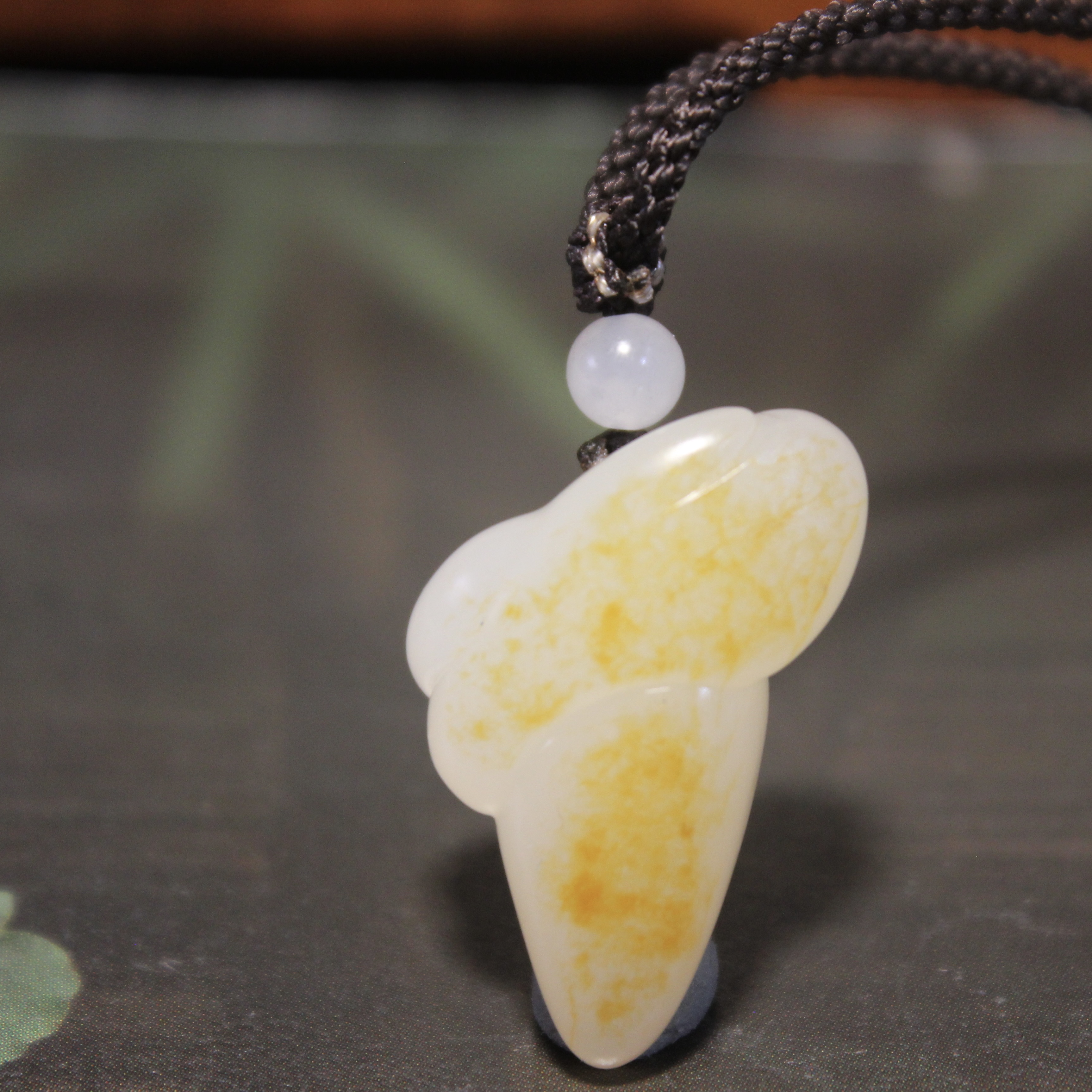 新疆和田玉 龙牙 天然洒金皮毛孔 脂白肉细比白标尺6.0克