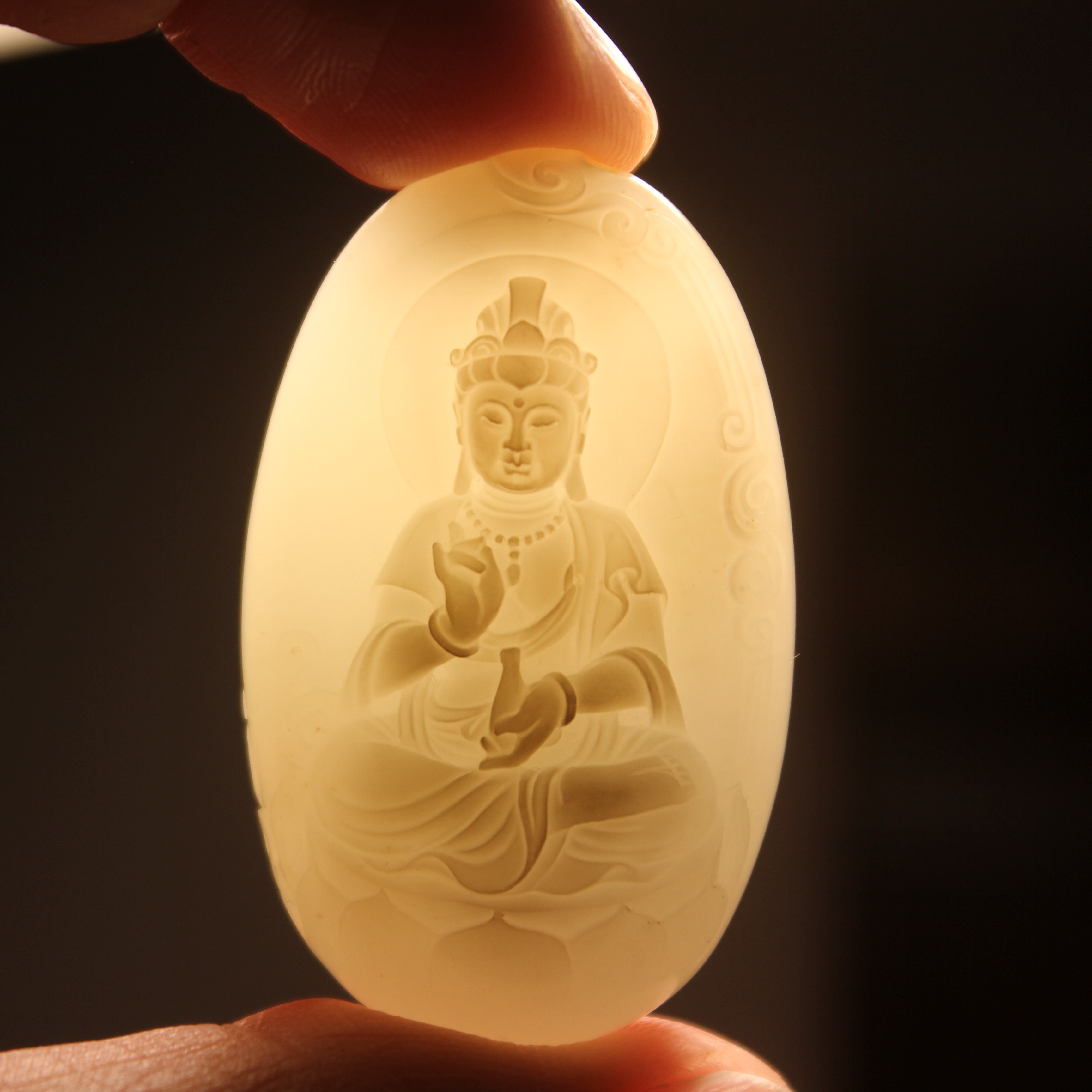 杨宏展和田玉 观音 背面满洒金皮毛孔 暖白种 油润老熟重17.8克