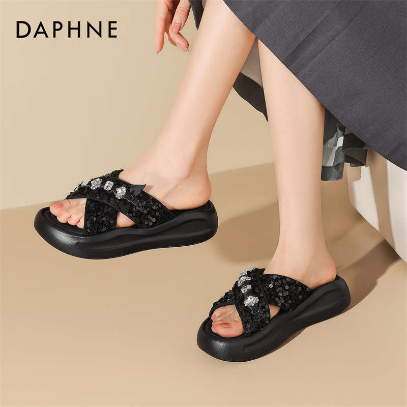 达芙妮女士夏季透气舒适时尚休闲2025圆头厚底外穿小香风一字拖鞋