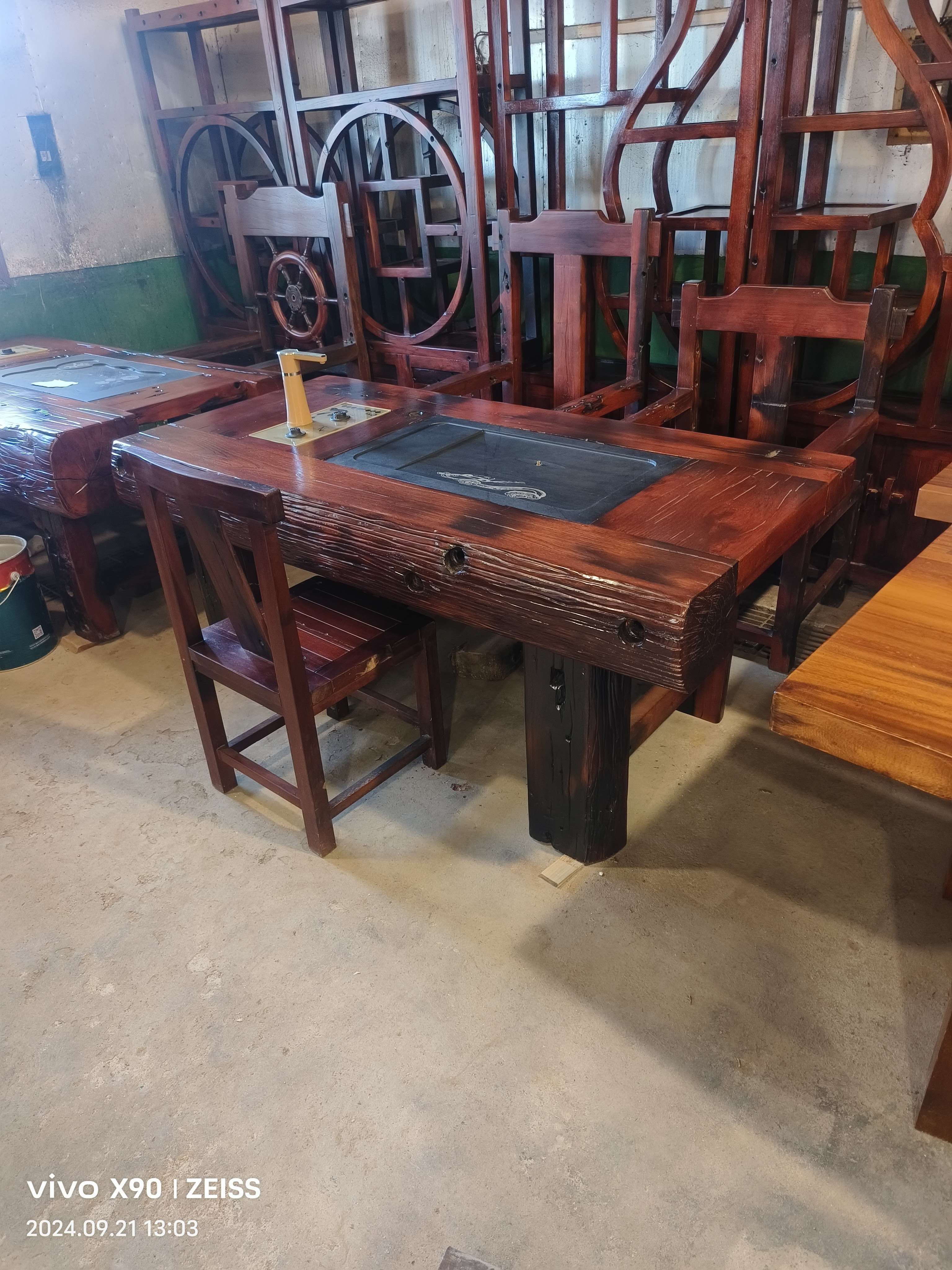 老船木一米八龙骨茶桌，龙骨厚度20公分，搭配一个主椅四个客椅。