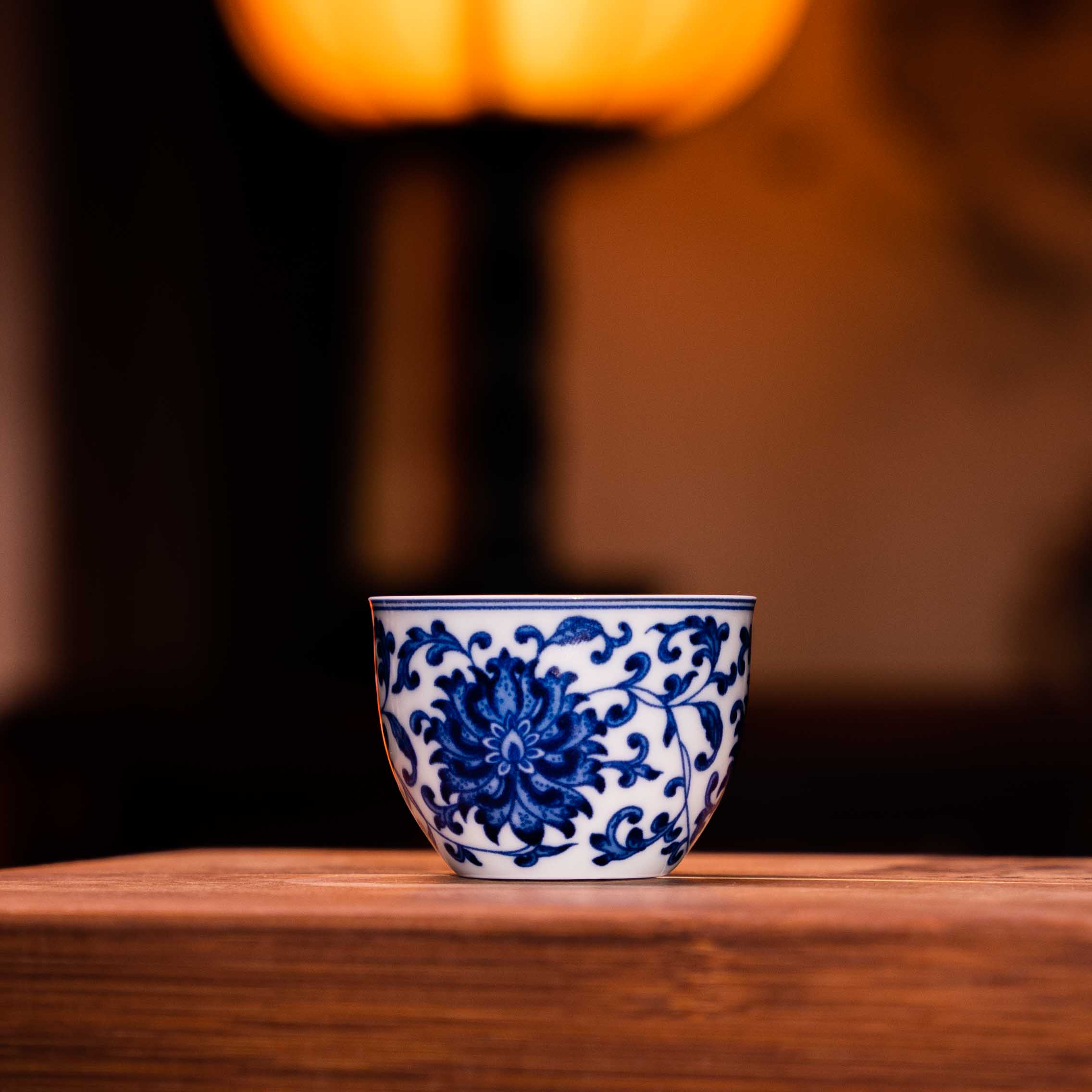 青花缠枝莲点工品茗杯