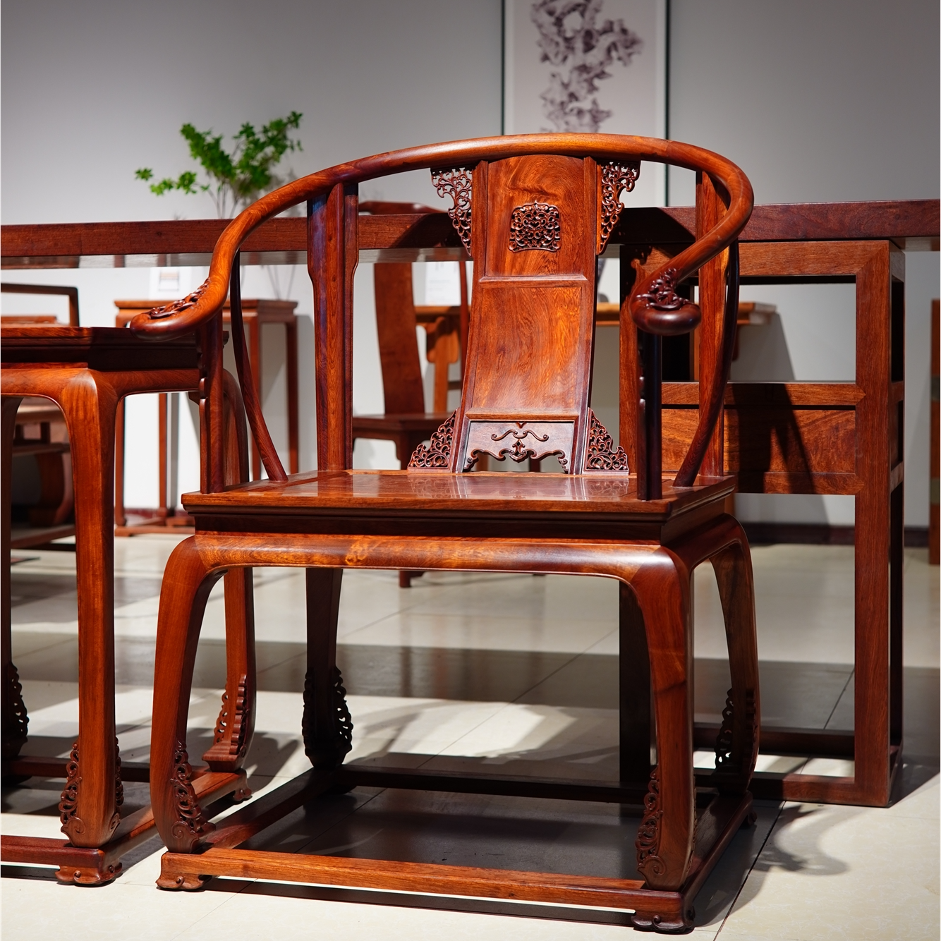 檀藝誠镂空卷草纹皇宫圈椅