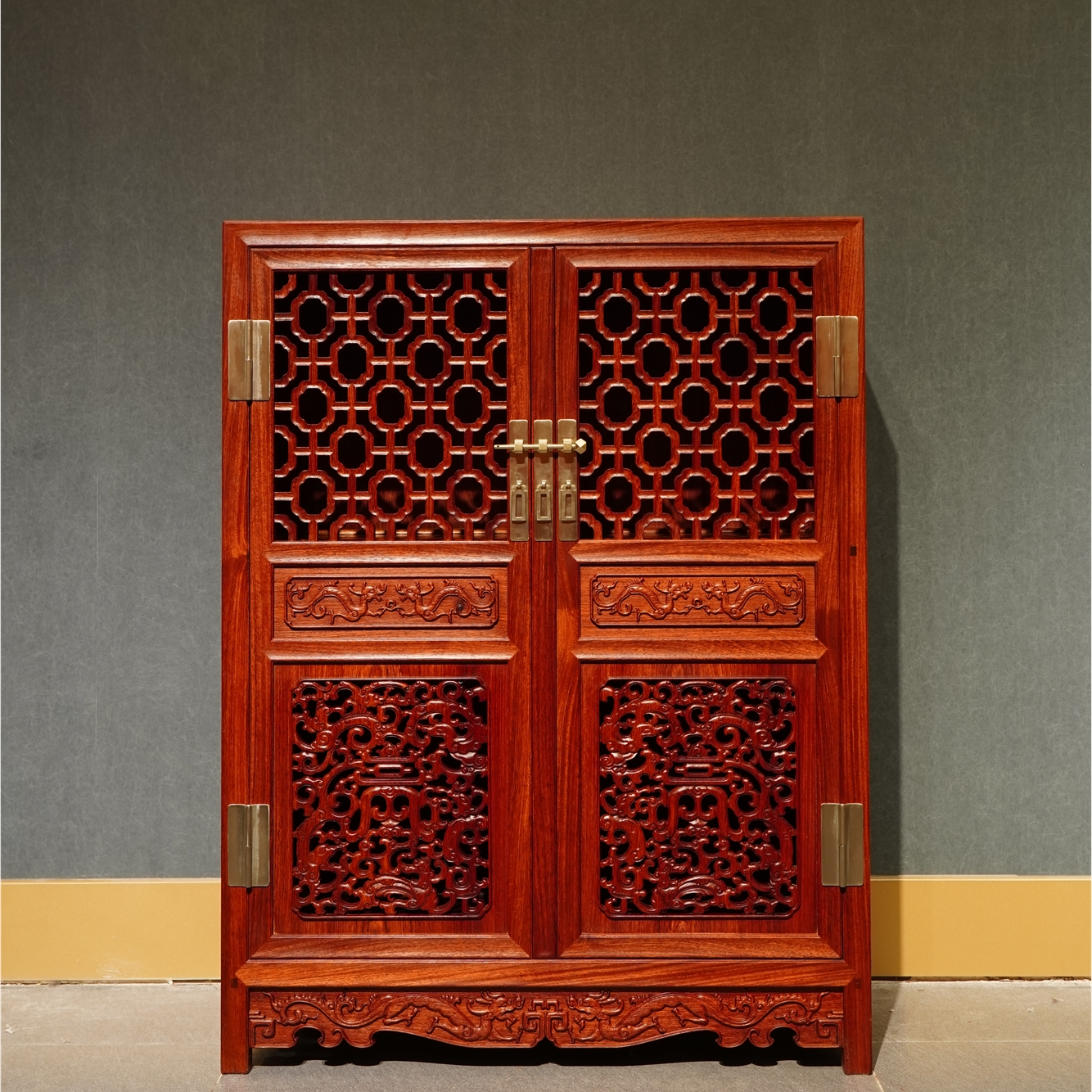 檀藝誠仿佳士得上拍螭龙捧寿方角柜