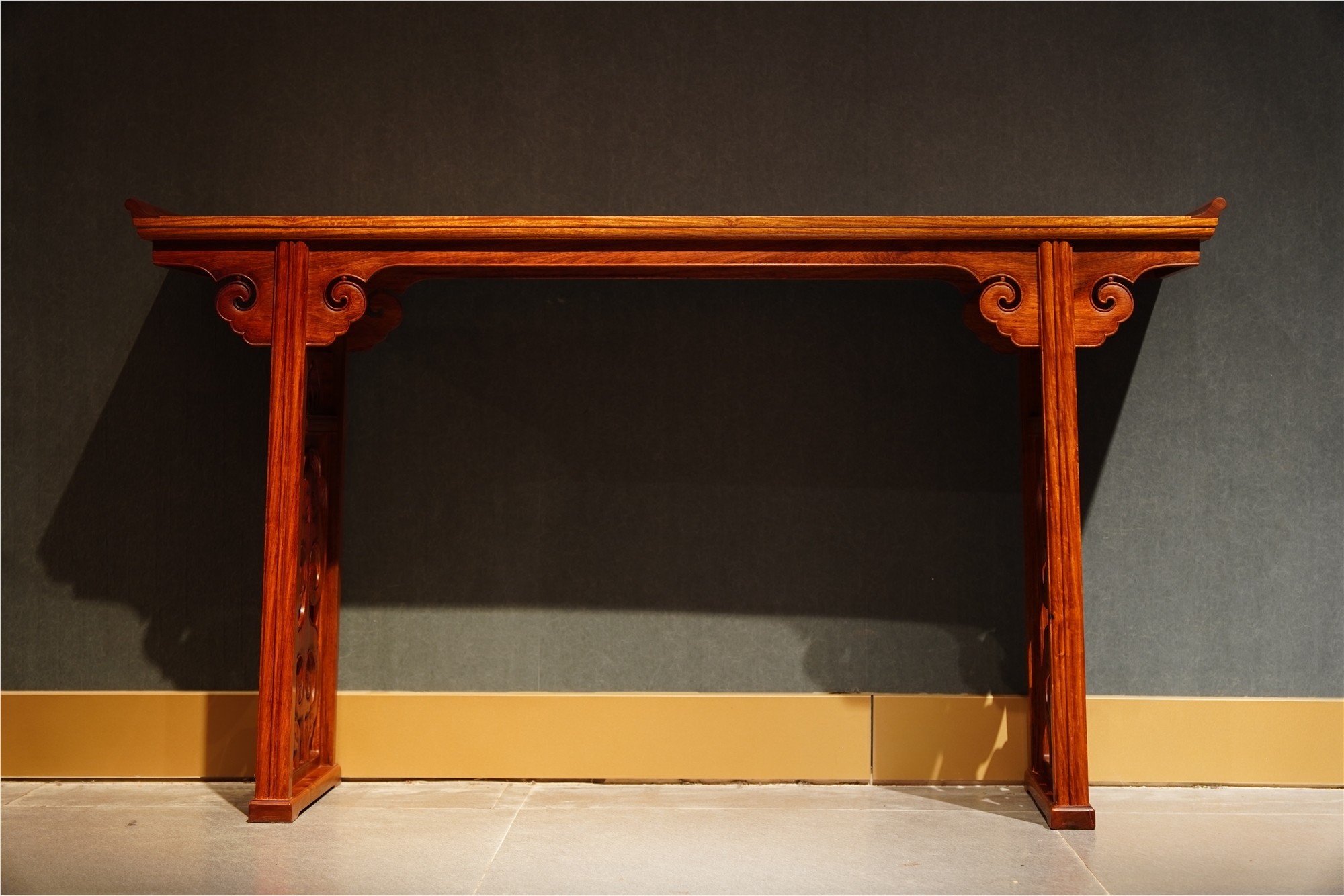 檀藝誠云纹牙板翘头案