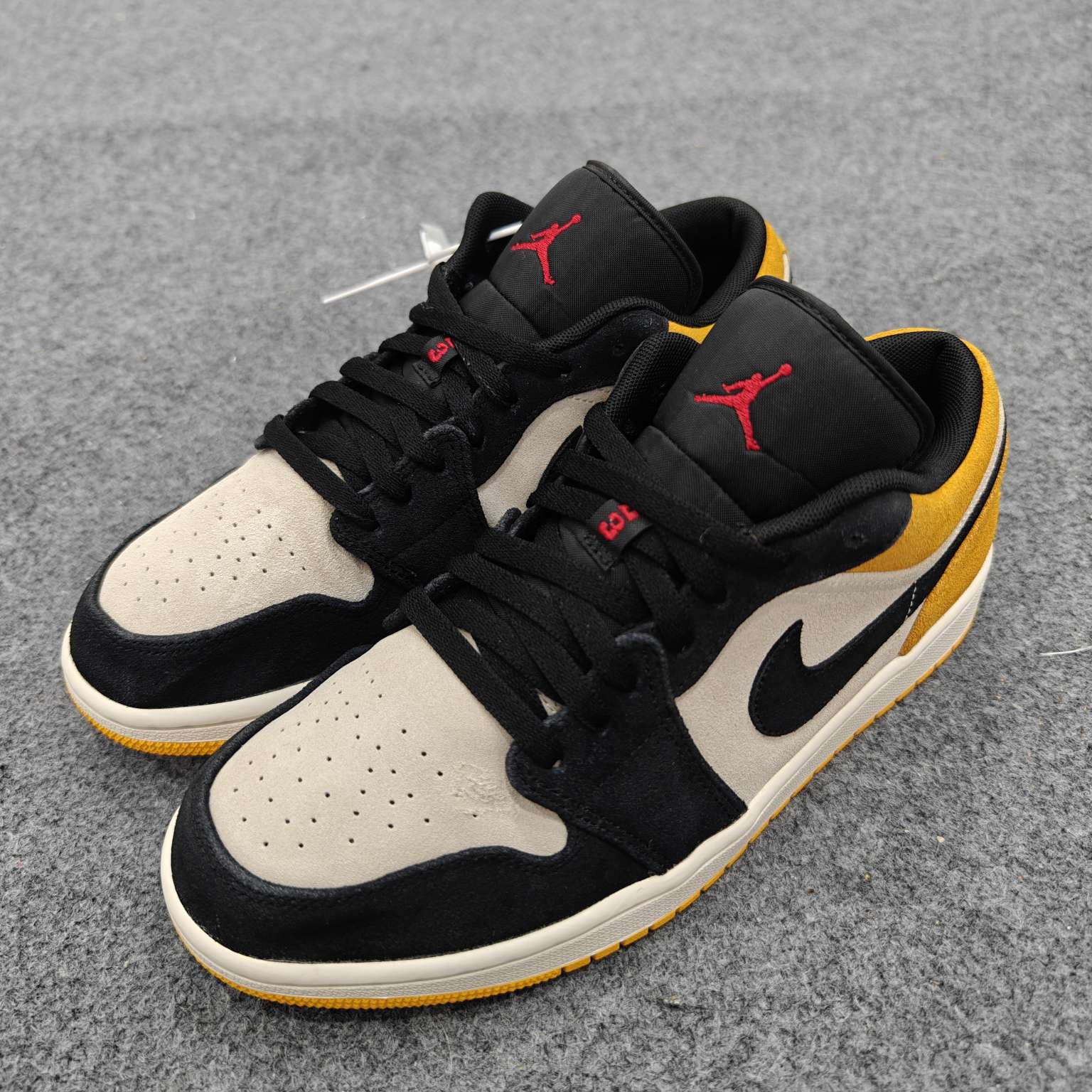 Aj1黑黄low 44码 成色很新 UU2007鞋