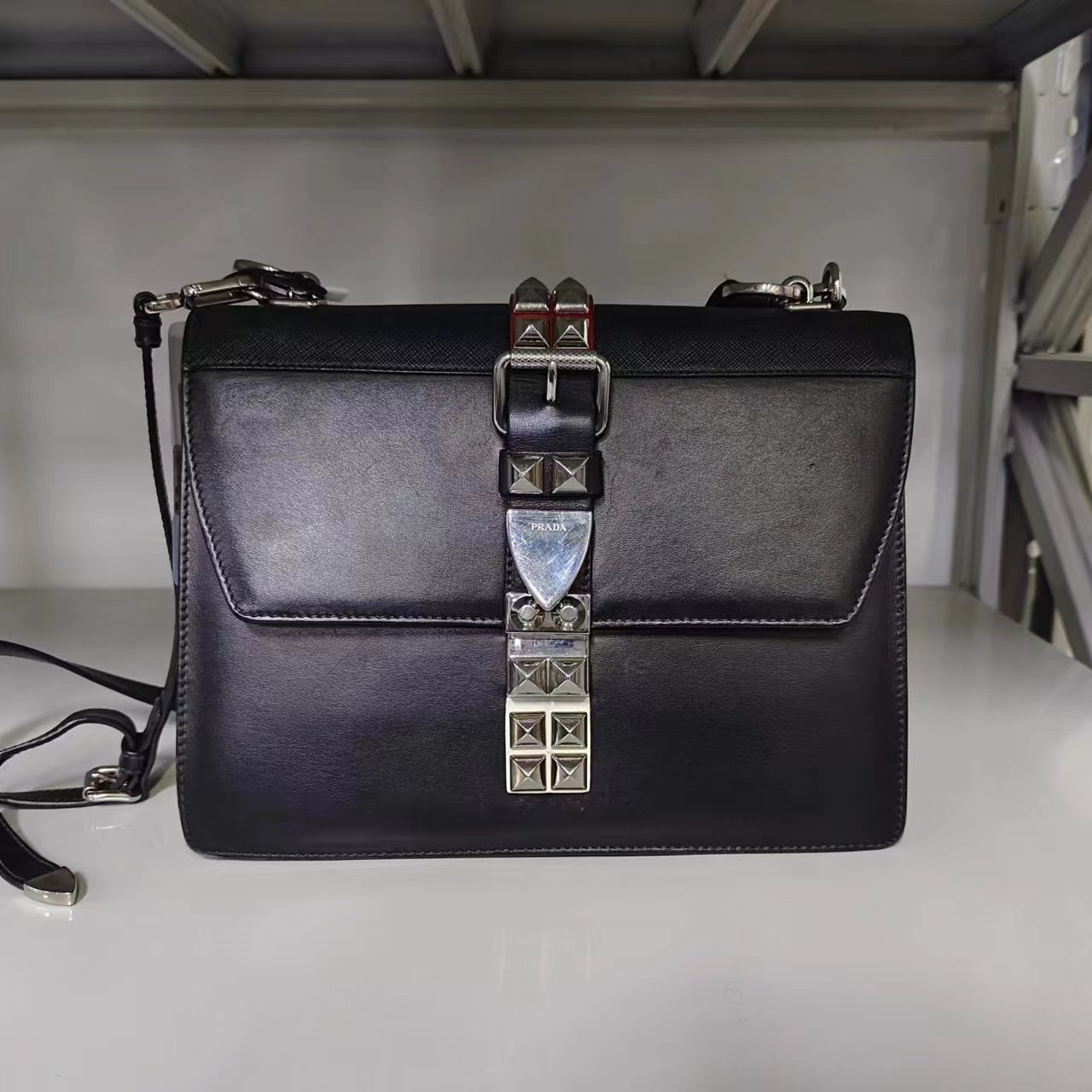 95新  【桔夕天歌】B17 Prada 铆钉斜挎邮差包