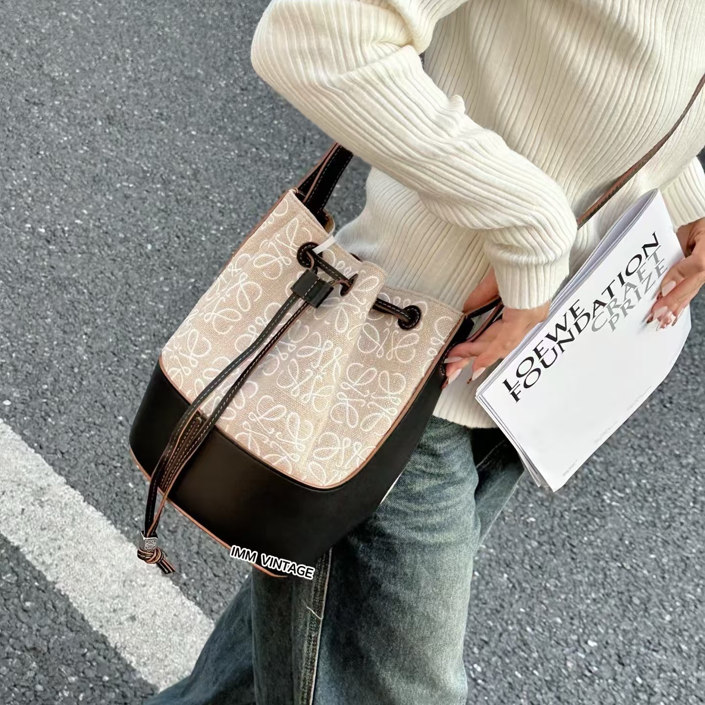 95新 LOEWE/罗意威 罗意威抽绳拼黑水桶包尺寸24/14/24