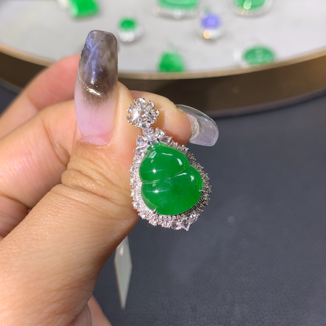 翡翠颈饰18K金镶嵌翡翠