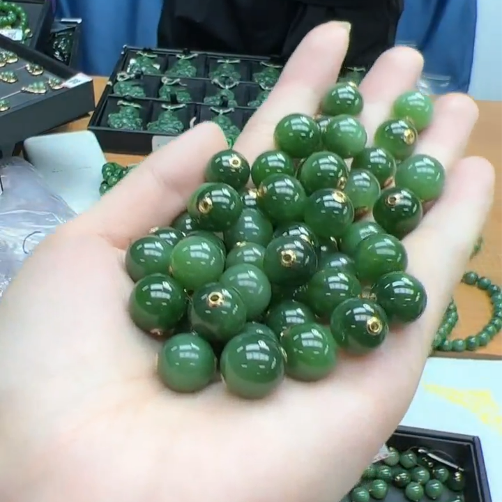 小艾严选-18K吊坠碧玉12mm转运珠*多样性发一