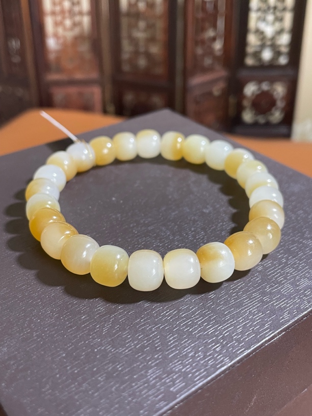 精品新疆和田玉且末糖白老型珠手串 糖色干净细腻油润 白度佳8*7