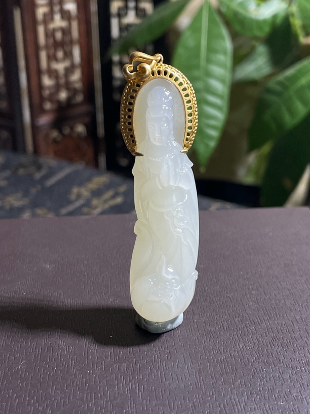 精品新疆和田玉白玉留皮观音吊坠挂件18K金镶 一级白细润60*14*10