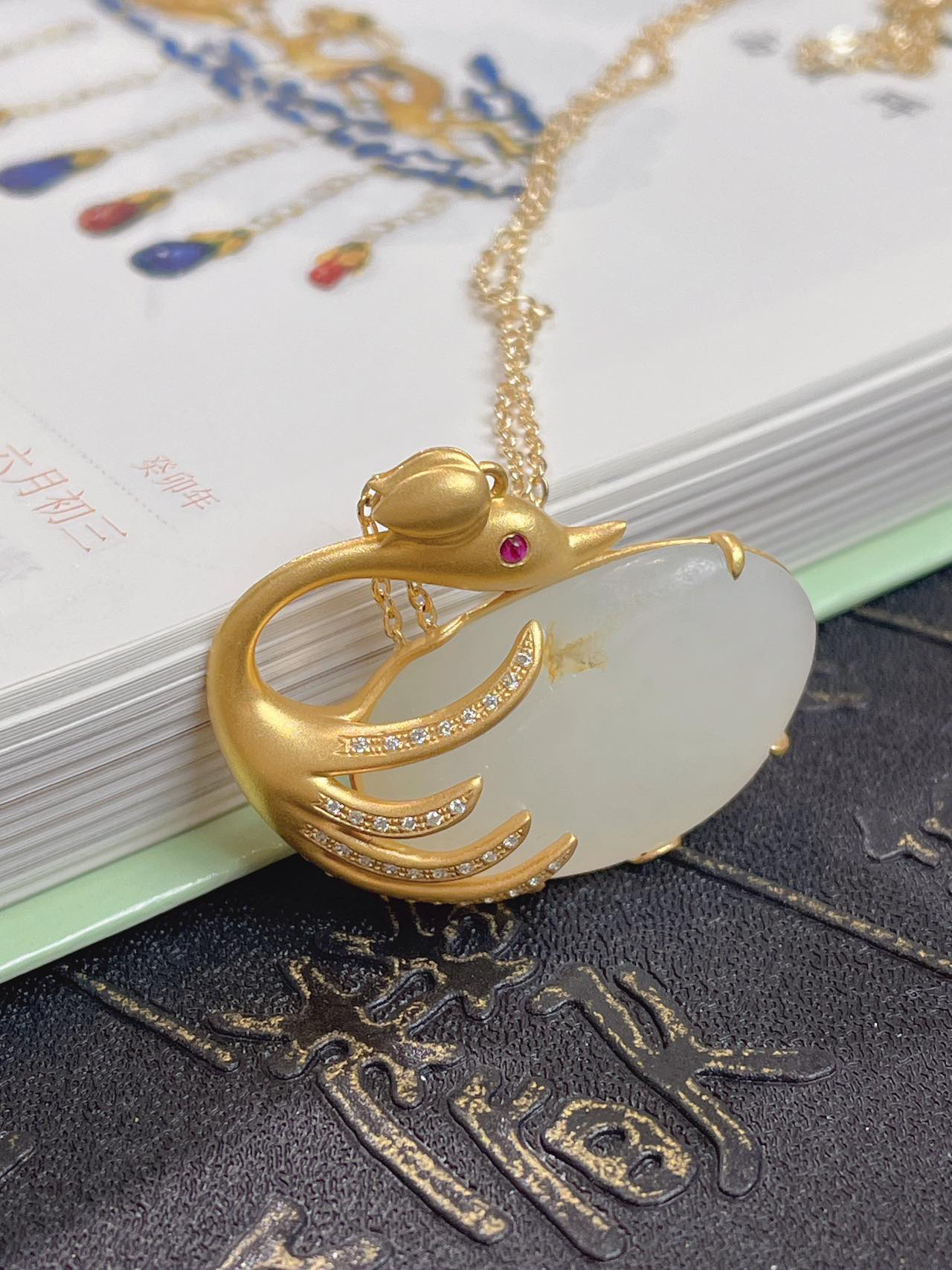 精品新疆和田玉18K金镶嵌 南非钻及红宝石 原石无修 一级白细