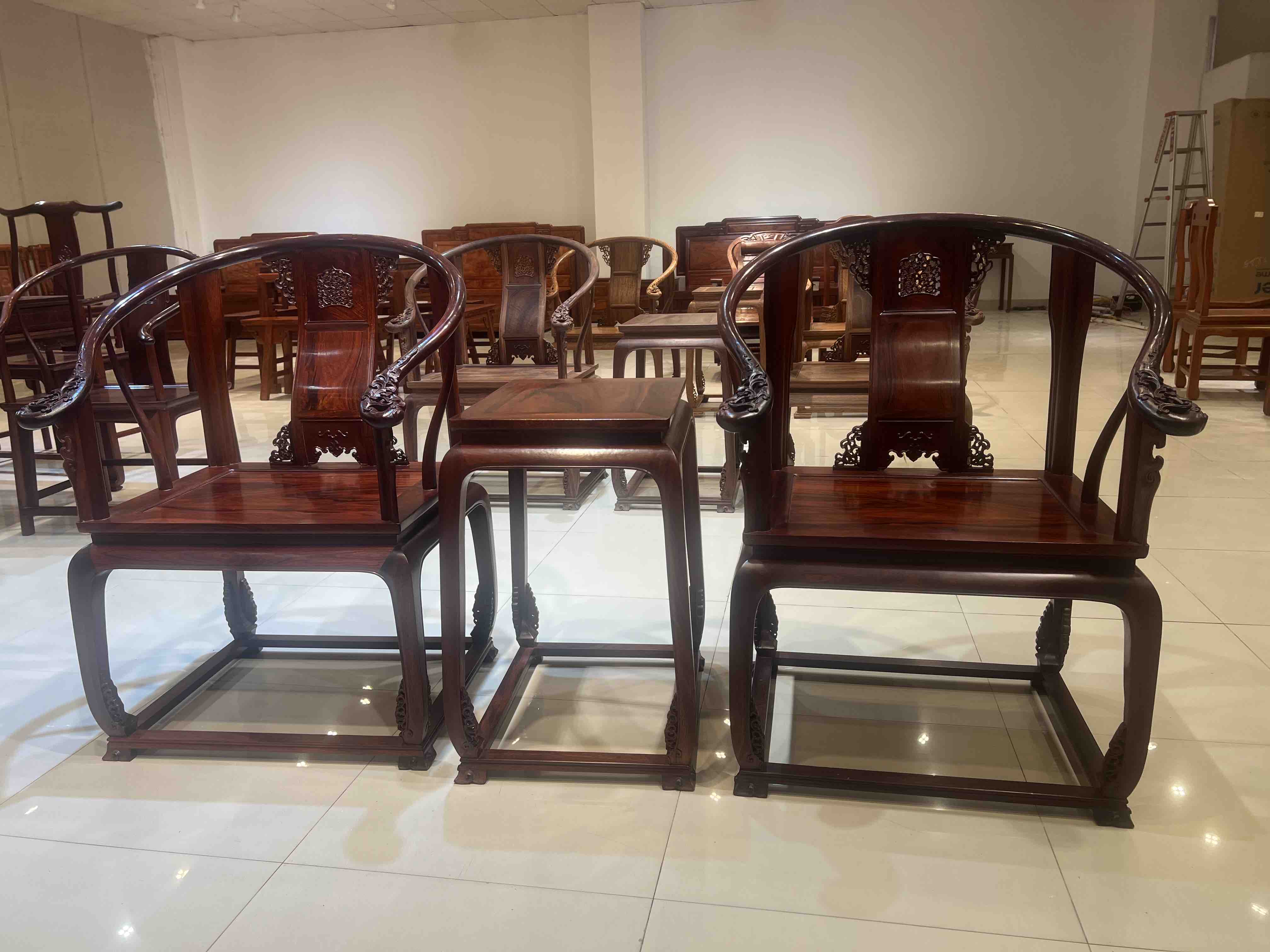 缅花黑红料皇宫椅三件套脚花连体，面板独板