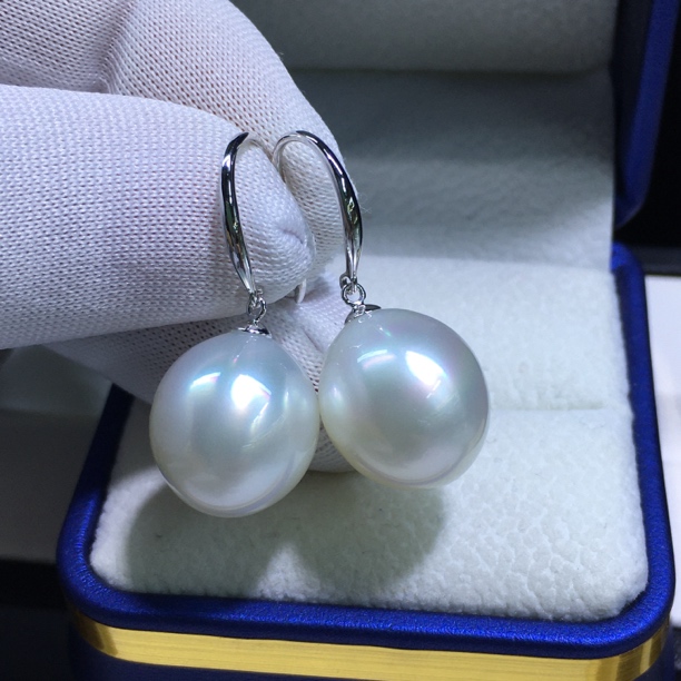 海水澳白耳环13-14mm镶嵌18k金 表皮干净细腻 值得拥有