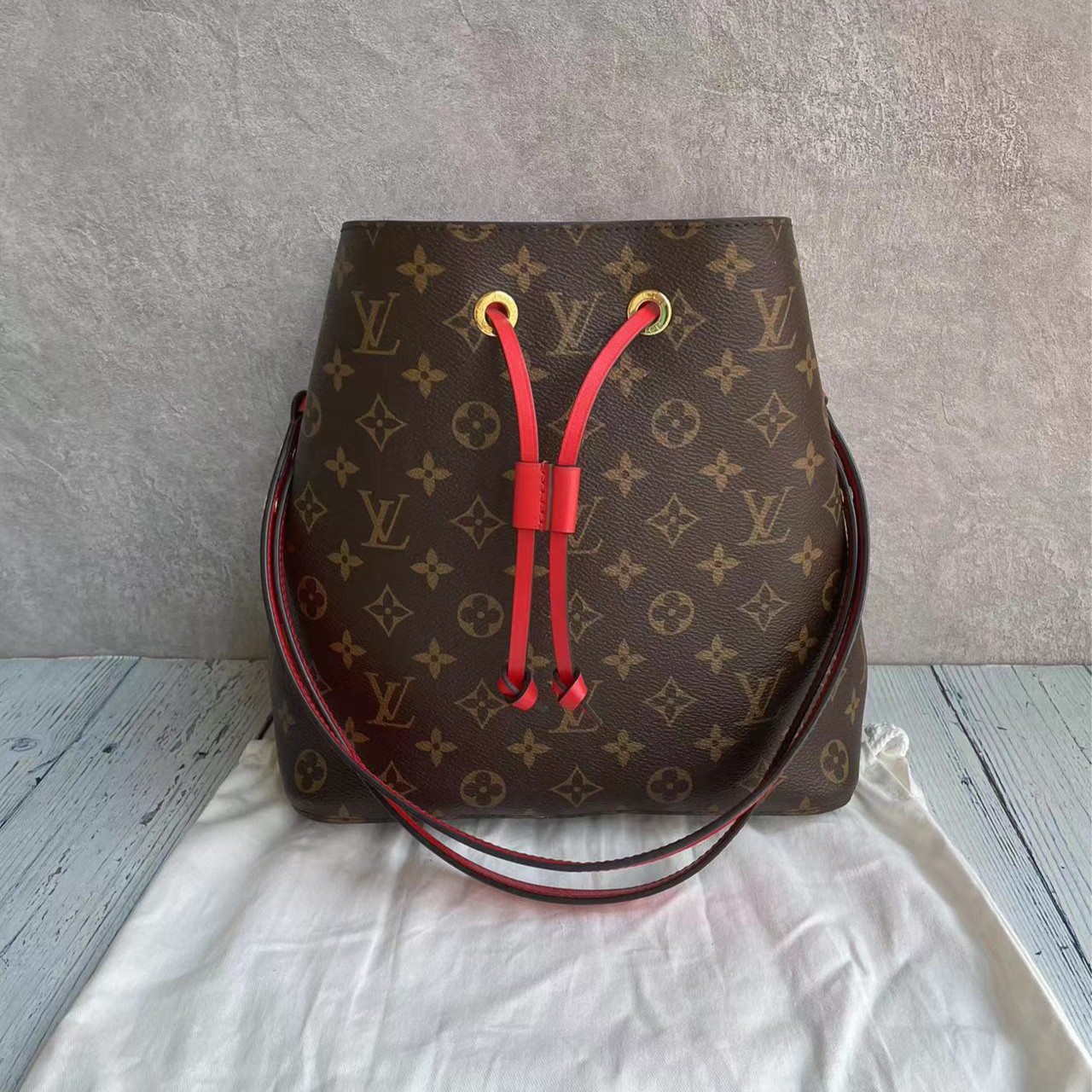 99新 LouisVuitton/路易威登 lv老花noe红色水桶单肩斜挎包97新
