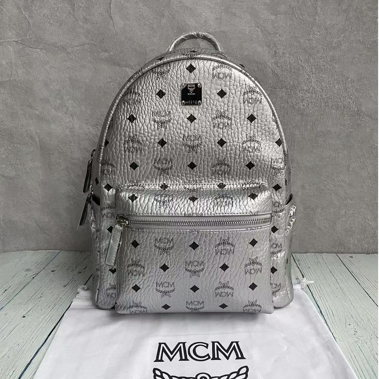 99新 MCM mcm银色中小号双肩包搁置品