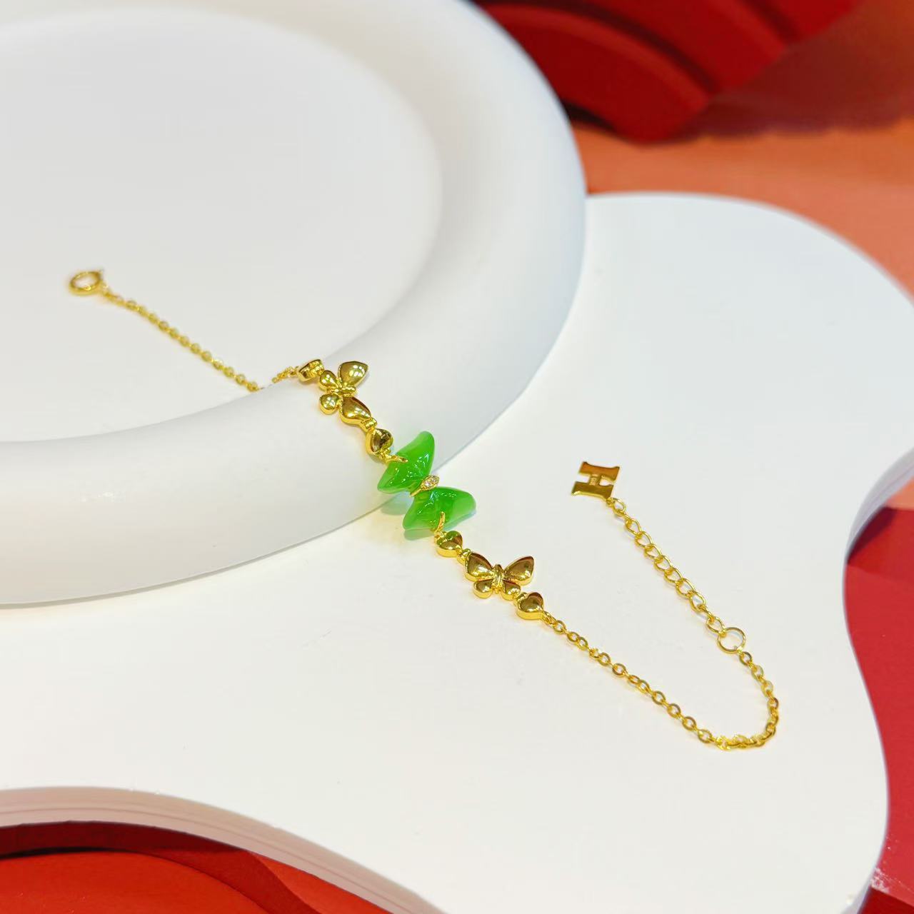 18K金蝴蝶镶嵌10*12mm和田玉苹果绿蝴蝶手链HNZ8172