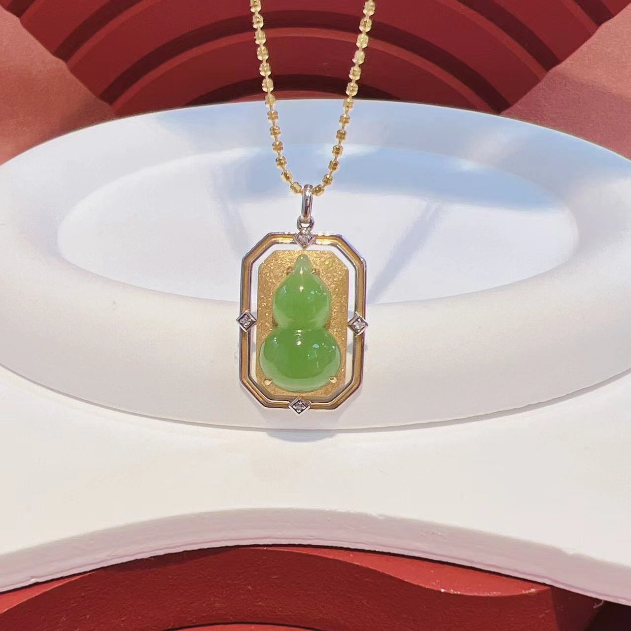 18K金镶嵌10*18mm和田玉苹果绿葫芦HNZ6704