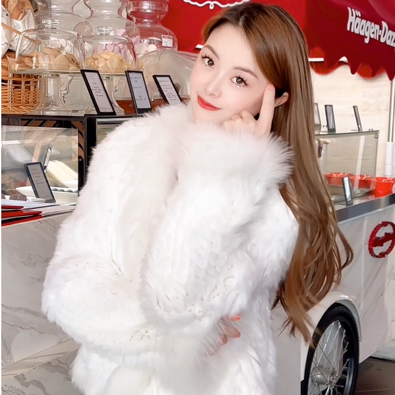 千语栀【雪绒白羽】网红白色短款百搭冬季名媛千金气质洋气轻奢上衣