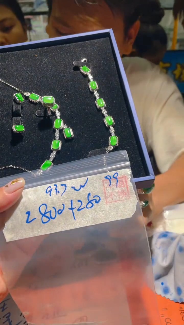 【闪购商品】定制翡翠未镶嵌天然A货翡翠 假一罚四