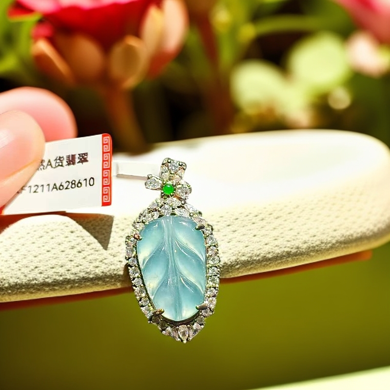 天然A货翡翠   假一赔四 翡翠吊坠 气质 轻奢 时尚 小众精致 高冰