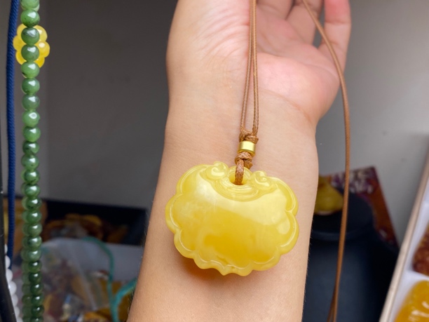 天然蜜蜡白花如意锁
