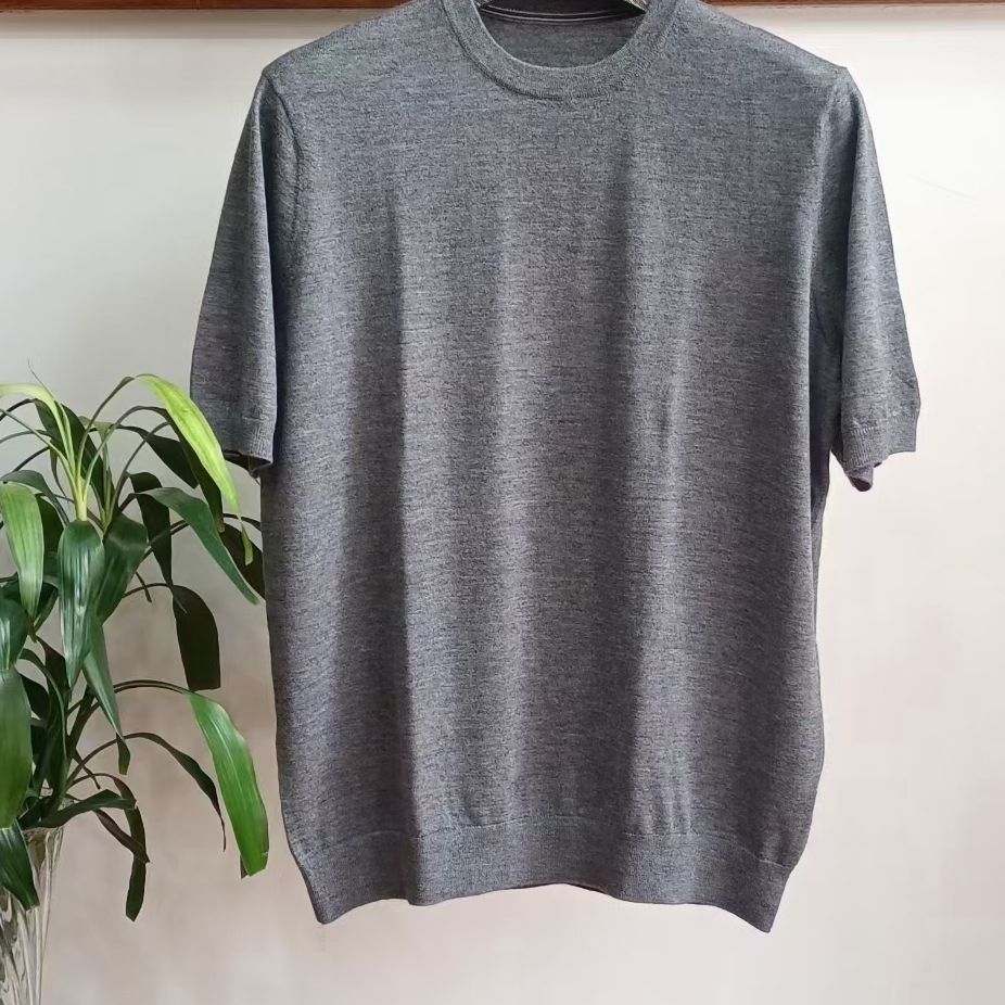 内蒙古鄂尔多斯市萱儿羊绒店男士半袖68支纱精纺