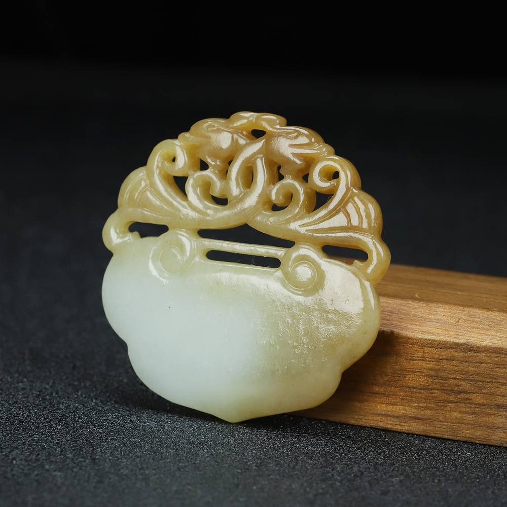 F65海川拍卖和田玉吊坠