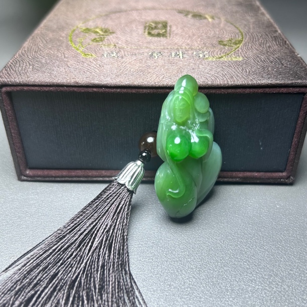 俄罗斯绿色碧玉阳绿和田玉玉美人吊坠手工雕刻