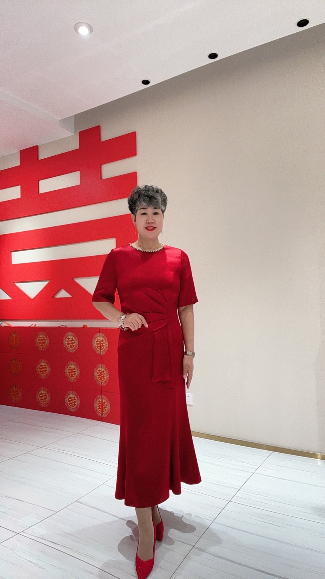 Z17637修身显瘦圆领高端大气高级礼服