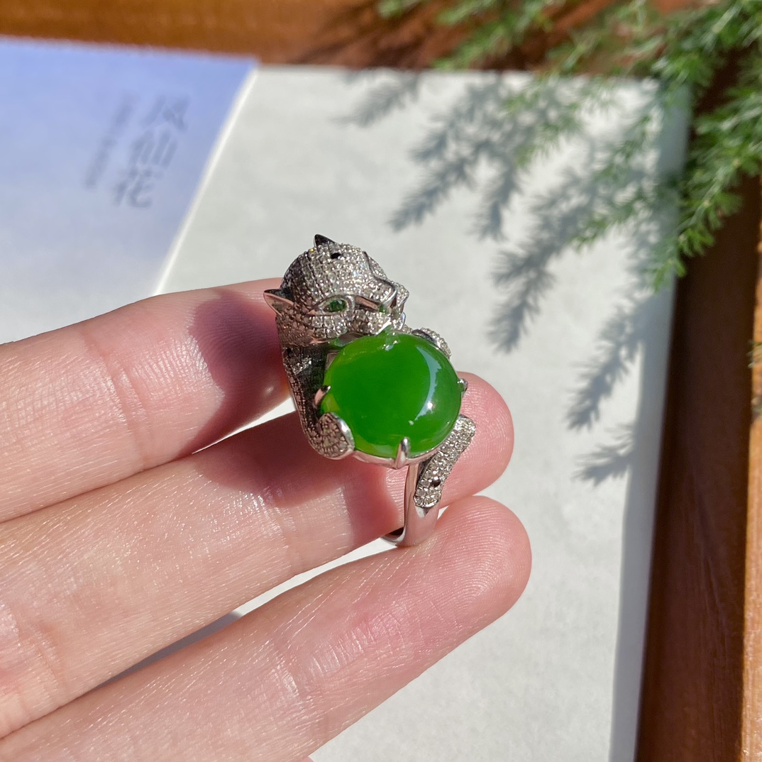 和田碧玉苹果绿圆面戒指18k金镶嵌白金豹子女款南非钻俄料戒指