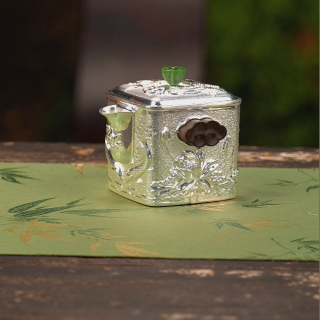 清货-浮雕纹999荷潭夜色双鱼戏水绿石顶手抓壶泡茶会客家用银壶