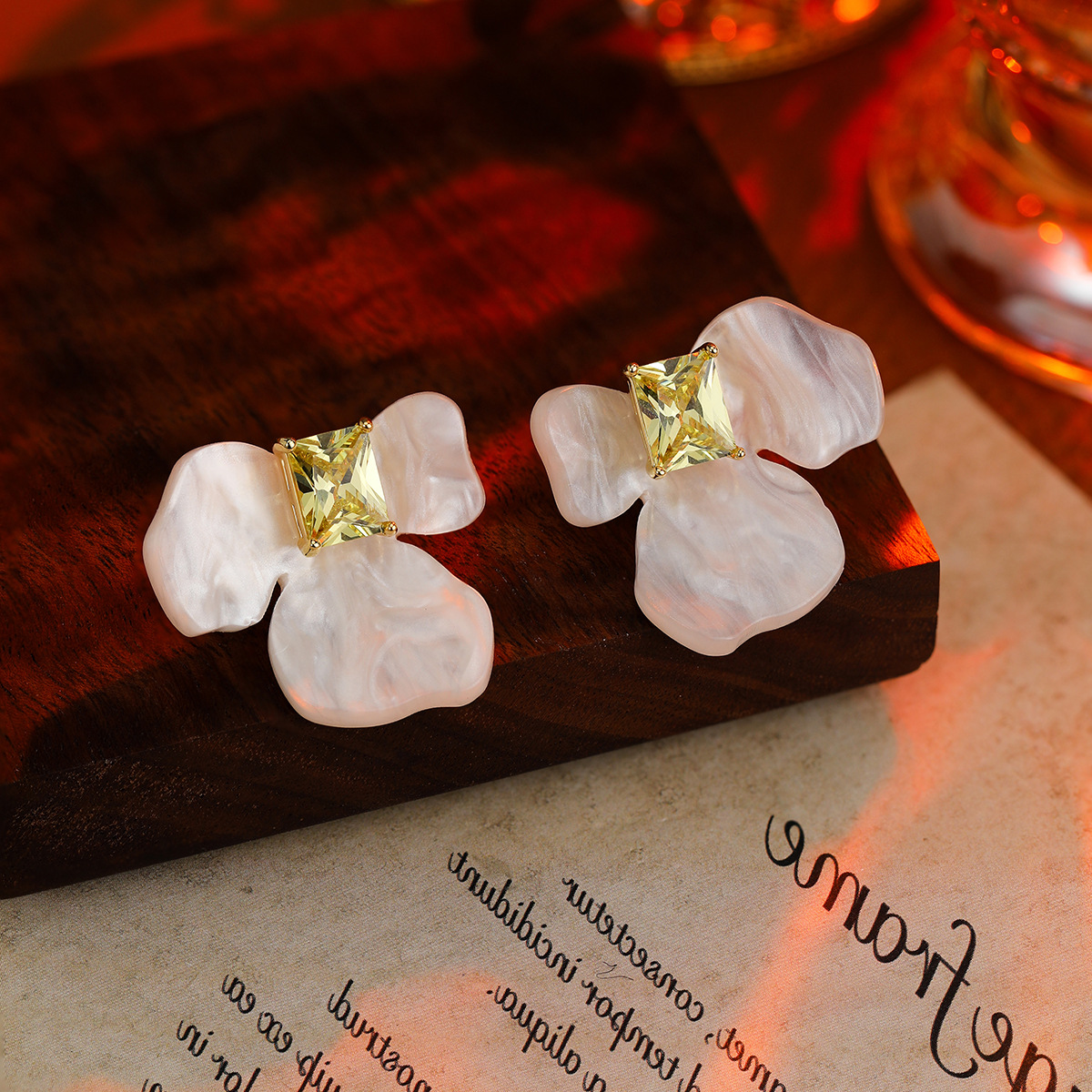 铜合金亚克力耳饰 法式耳饰饰品小白花耳环百搭个性简约花朵耳钉