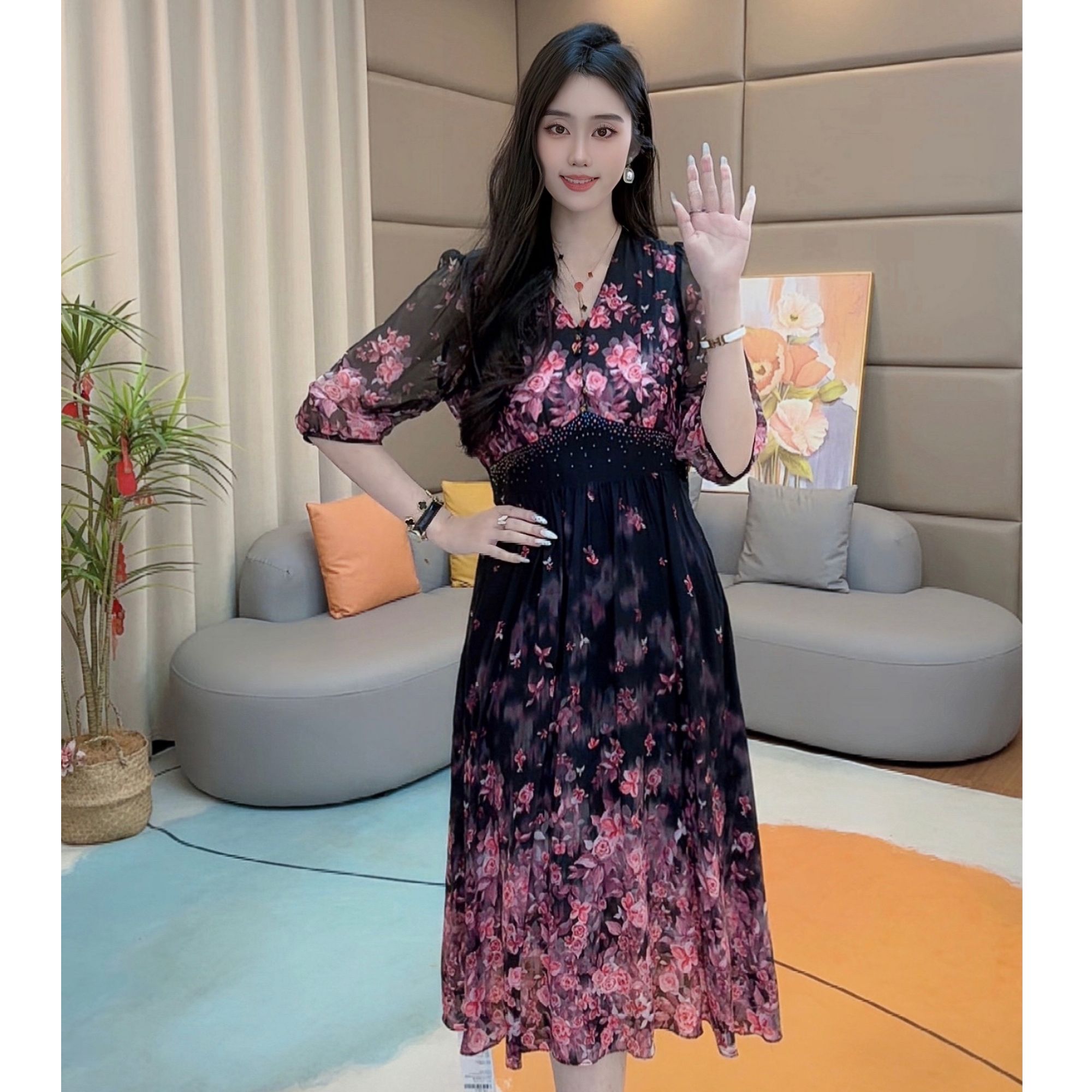 《马洛克女王真丝》黑底手绘粉玫瑰定位花气质收腰真丝连衣裙 90429