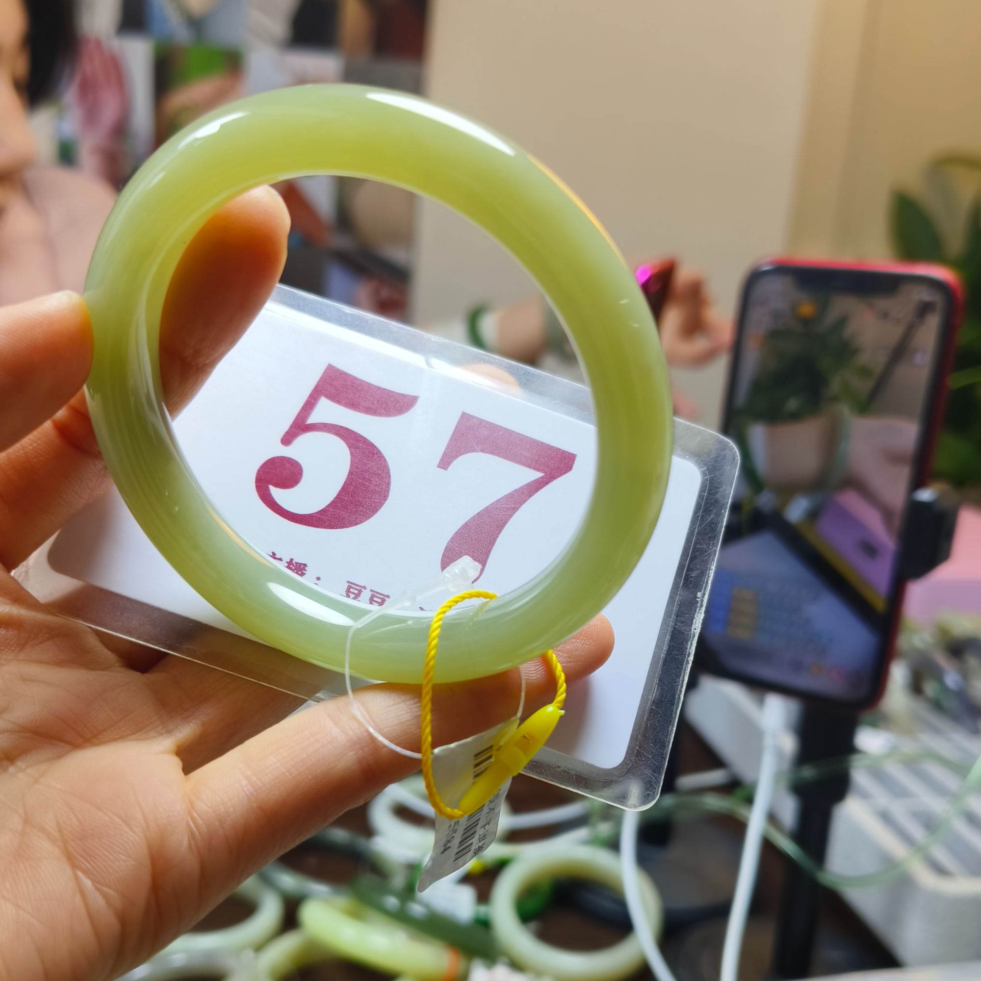 天然和田玉手镯（微色差）有纹