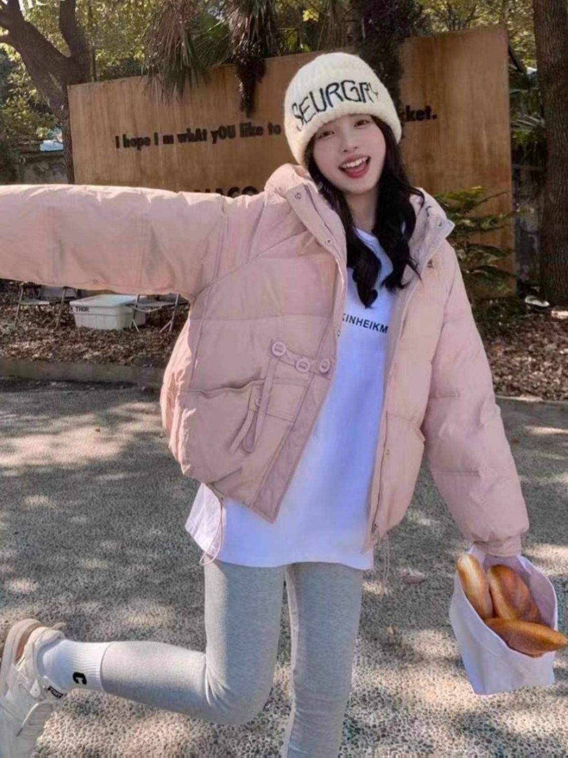 艾莱依短款连帽羽绒服女2023冬季新款纽扣设计感宽松百搭白鸭绒保