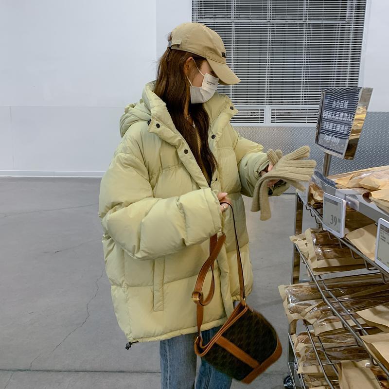 艾莱依浅绿色云朵羽绒服女短款冬季2023新款韩系保暖连帽白鸭绒厚
