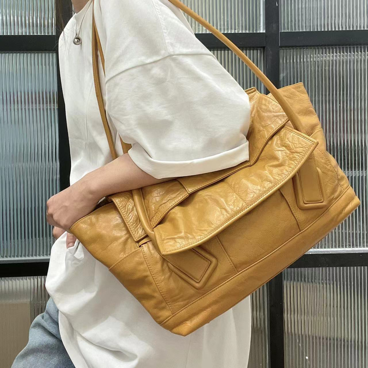 95新 BOTTEGA VENETA/葆蝶家 8VE021 泥黄色大号Arco托特包