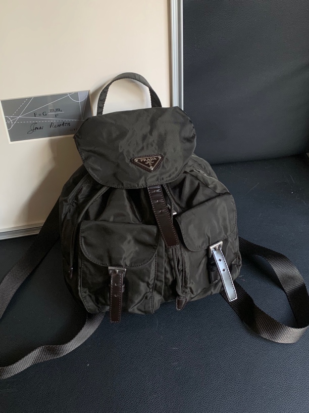 95新 Prada/普拉达 0绿色降落伞双肩包