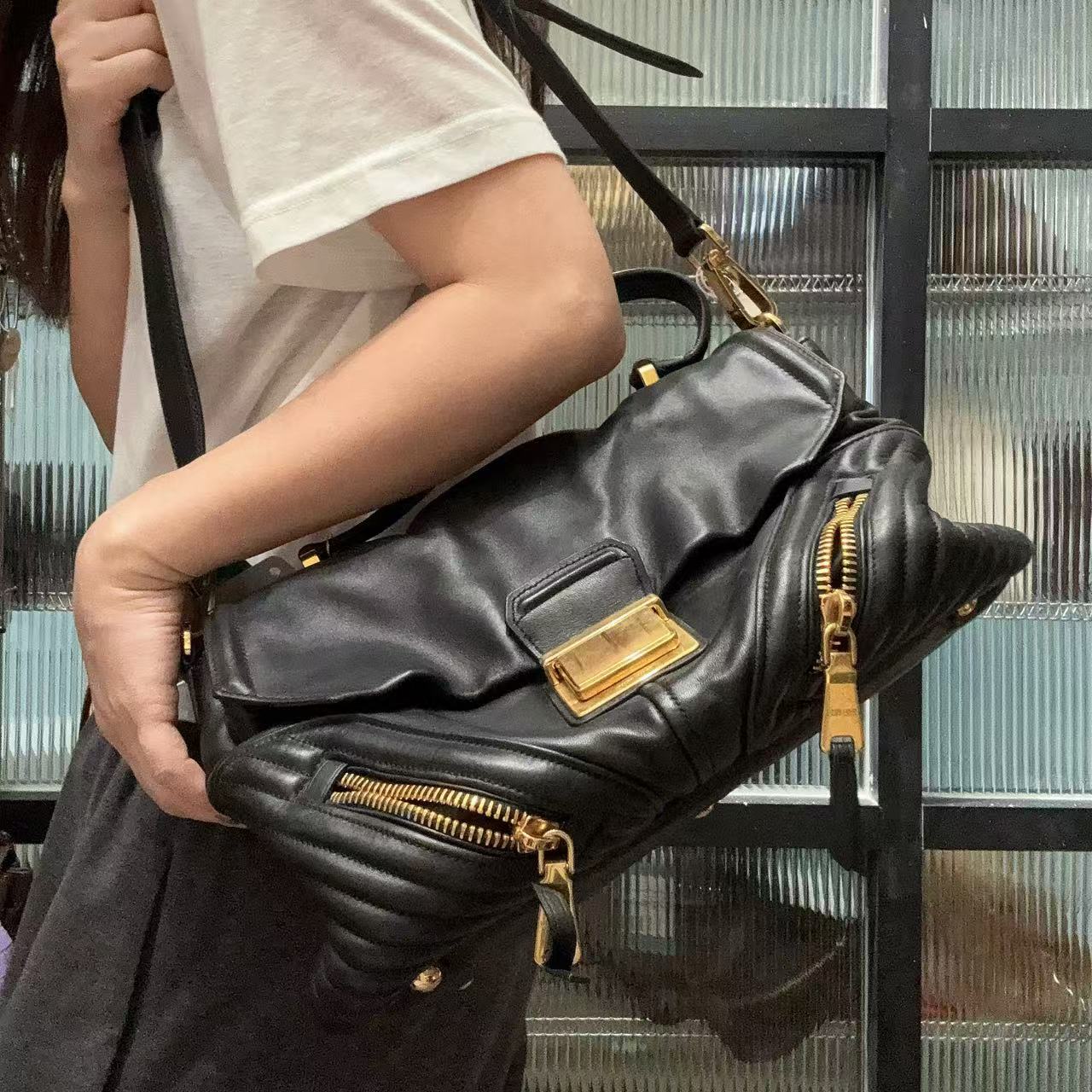 95新 MIU MIU/缪缪 【清】1SH625 黑金手提单肩包