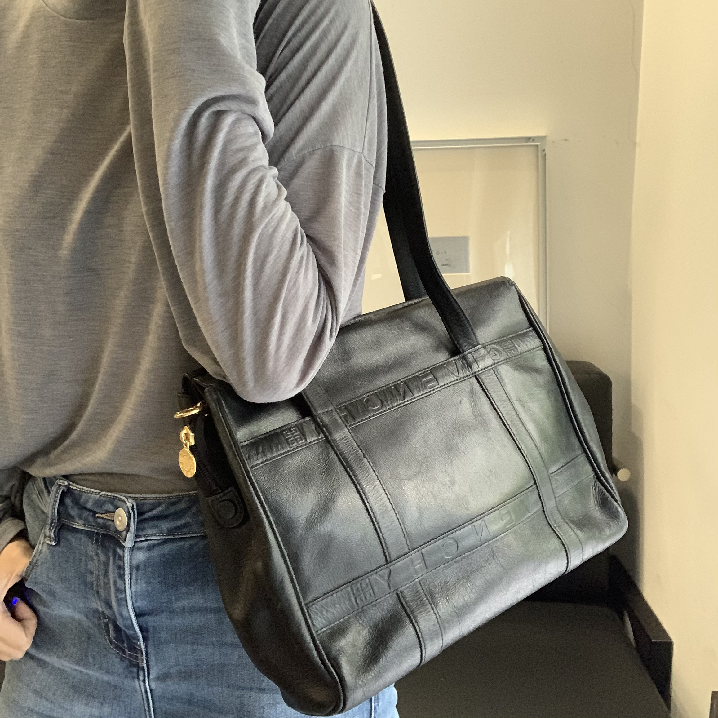 95新 Givenchy/纪梵希 九 黑色皮革字母单肩包