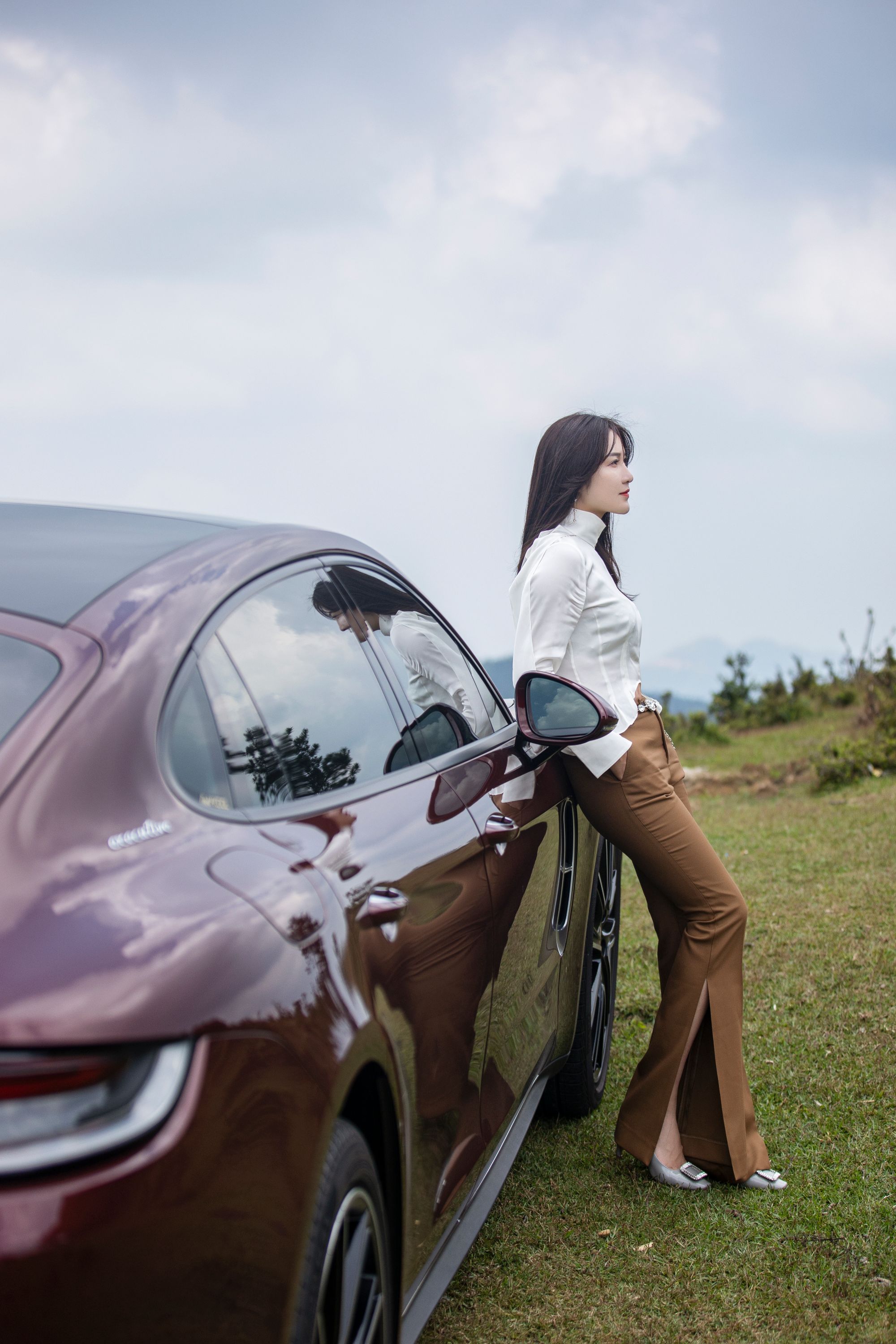 臻韩美2025卡其色侧开叉爆款女神微喇裤