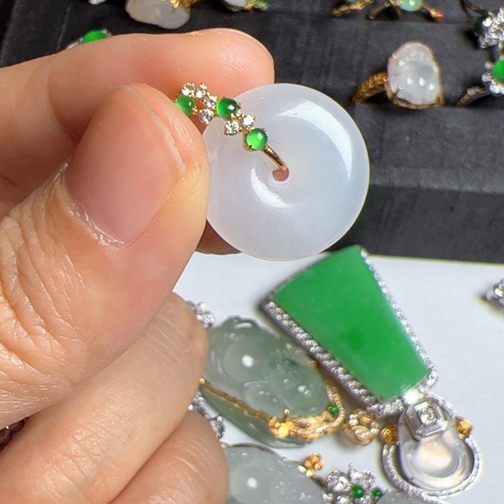 翡翠吊坠(不含链)18K金镶嵌翡翠吊坠项链