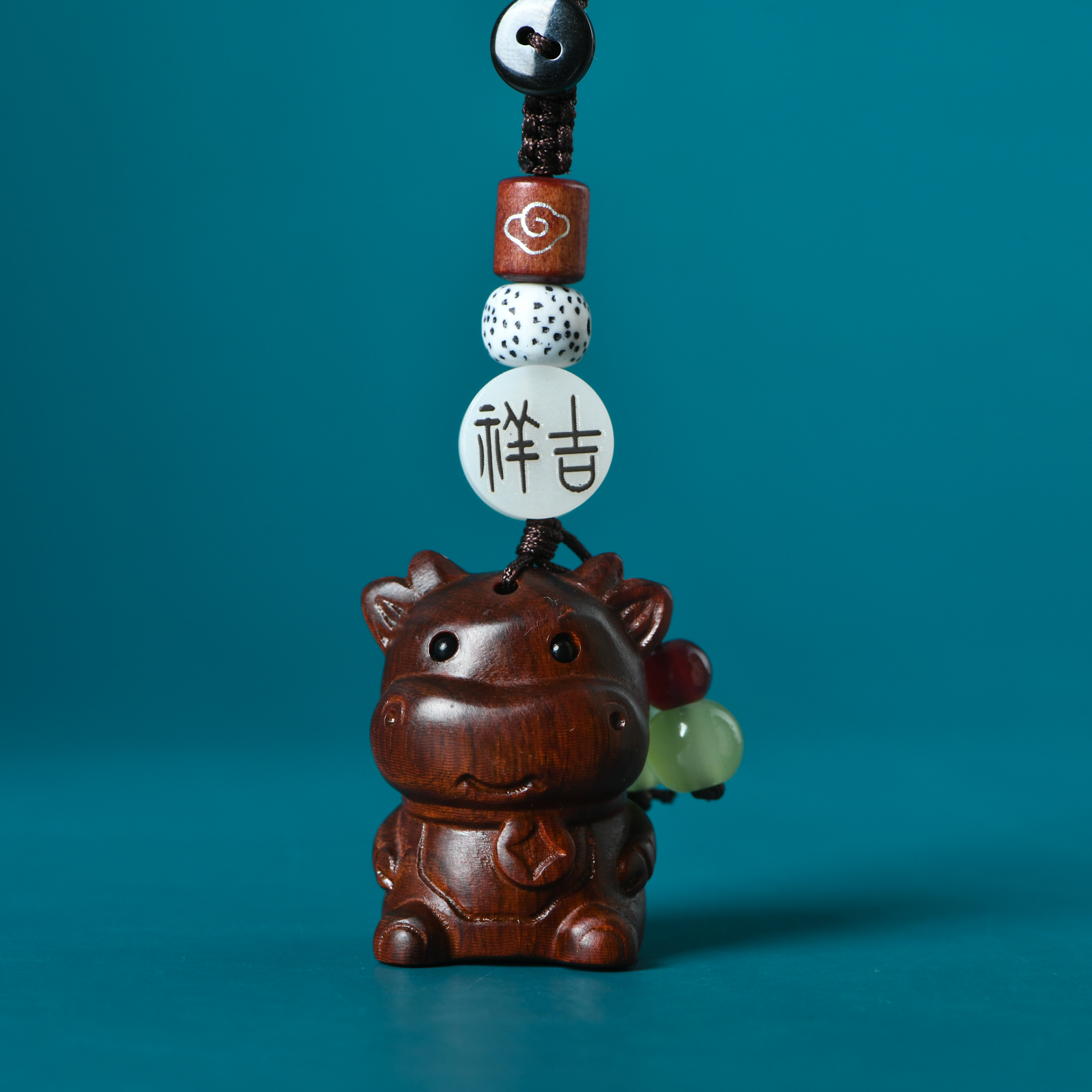 赞比亚血檀精雕有钱牛挂饰